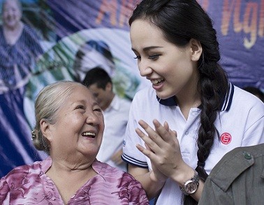 Mai Phương Thúy hăng hái nấu ăn cho nghệ sĩ già